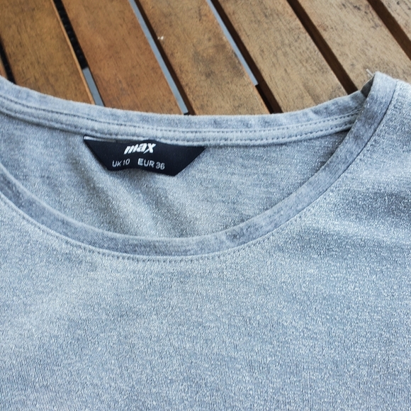 Chic Gray Striped T-Shirt with Shimmering Detailing – Casual & Stylish - Picture 6 of 9